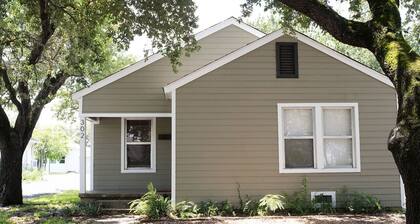 7 Minute Walk to Kyle Field - Charming Cottage
