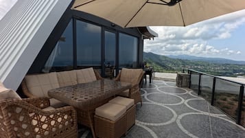 Habitación cuádruple Deluxe, vista al mar | Terraza o patio