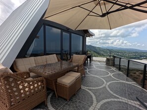 Habitación cuádruple Deluxe, vista al mar | Terraza o patio