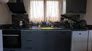 Habitación cuádruple Deluxe, vista al mar | Cocineta privada | Frigobar, parrilla de estufa y utensilios de cocina