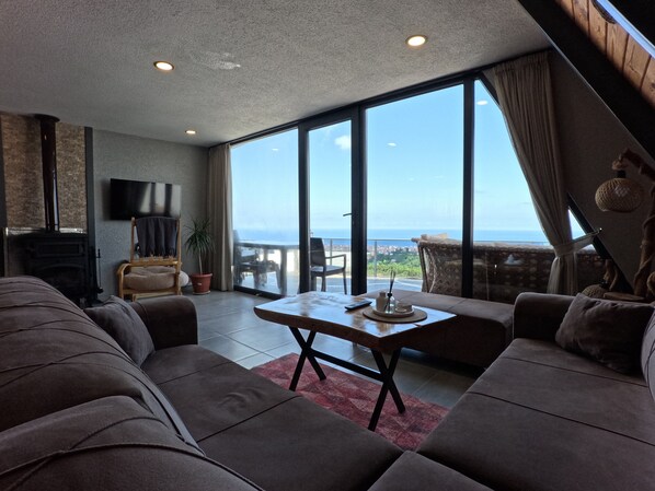 Habitación cuádruple Deluxe, vista al mar | Sala de estar