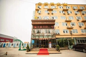 Unclassified image, 3 of 18, button - Royal Hotel (Zhongmu)