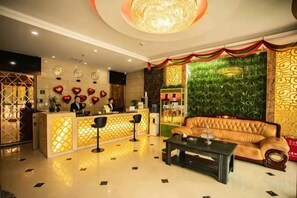 Unclassified image, 5 of 18, button - Royal Hotel (Zhongmu)