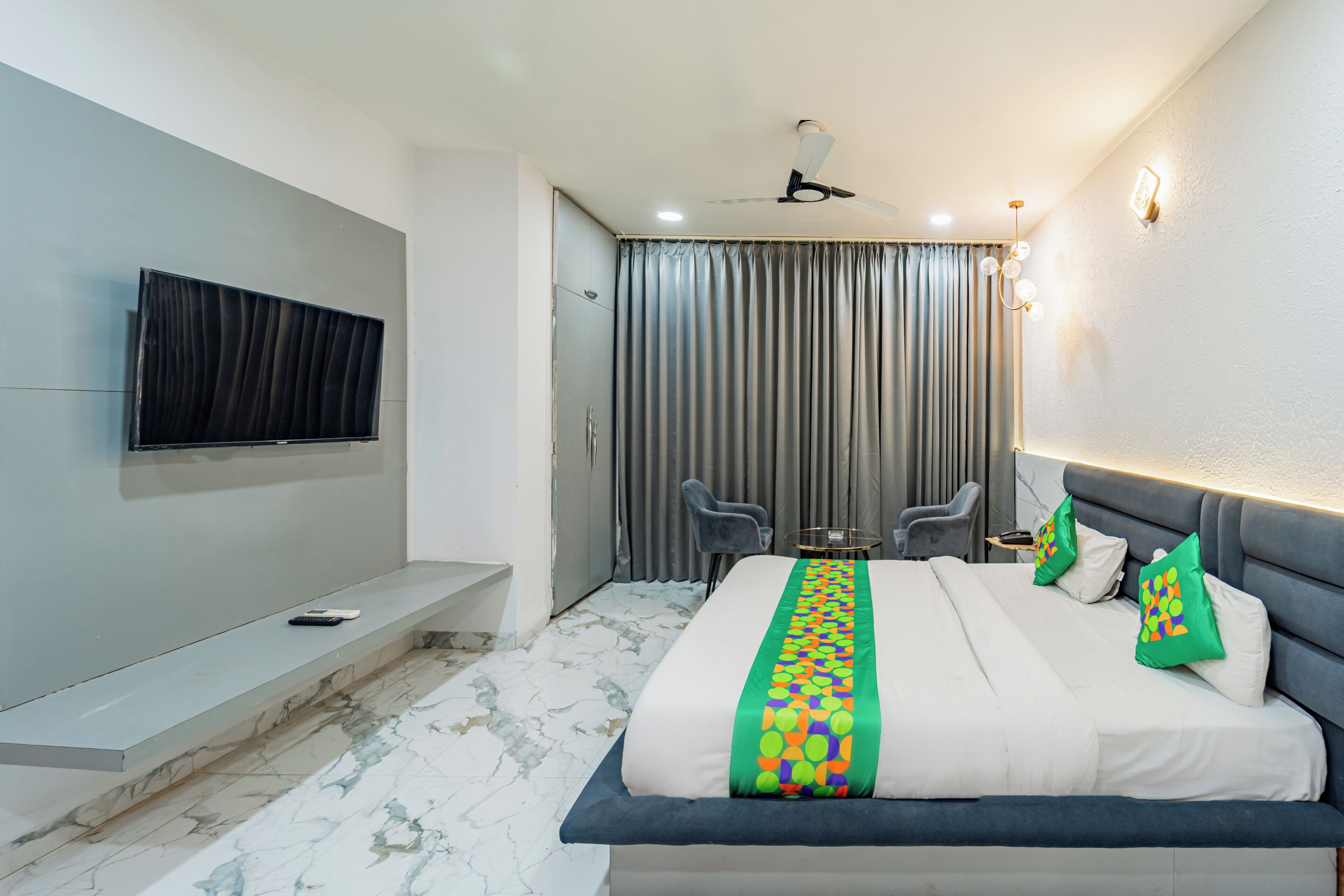 Deluxe Room | Desk, blackout curtains, iron/ironing board, bed sheets