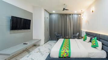 Deluxe Room | Desk, blackout curtains, iron/ironing board, bed sheets