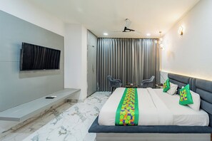 Habitación Deluxe | Escritorio, cortinas opacas, tabla de planchar con plancha