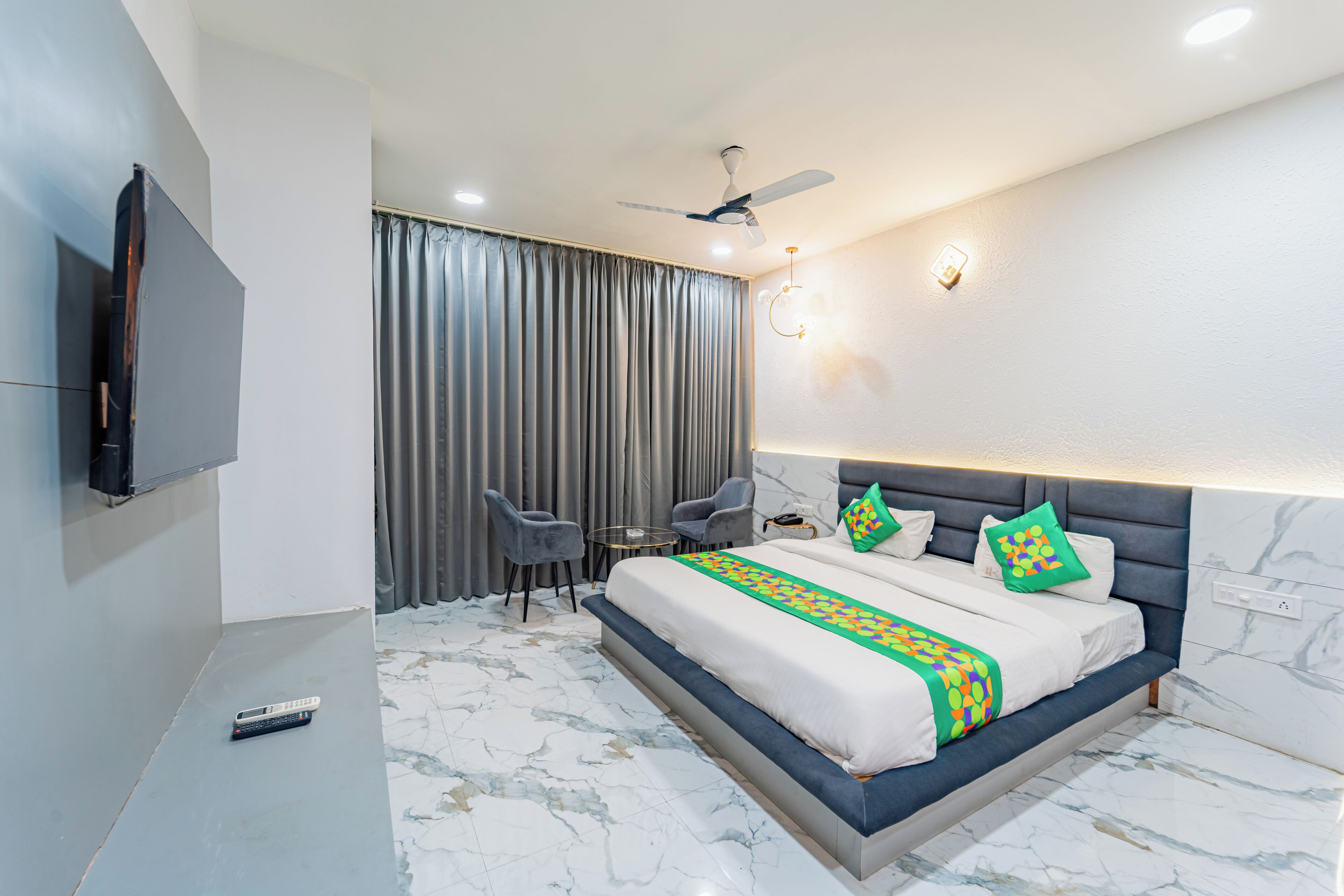 Escritorio, cortinas blackout y tabla de planchar con plancha 