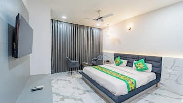 Deluxe Room | Desk, blackout drapes, iron/ironing board, bed sheets