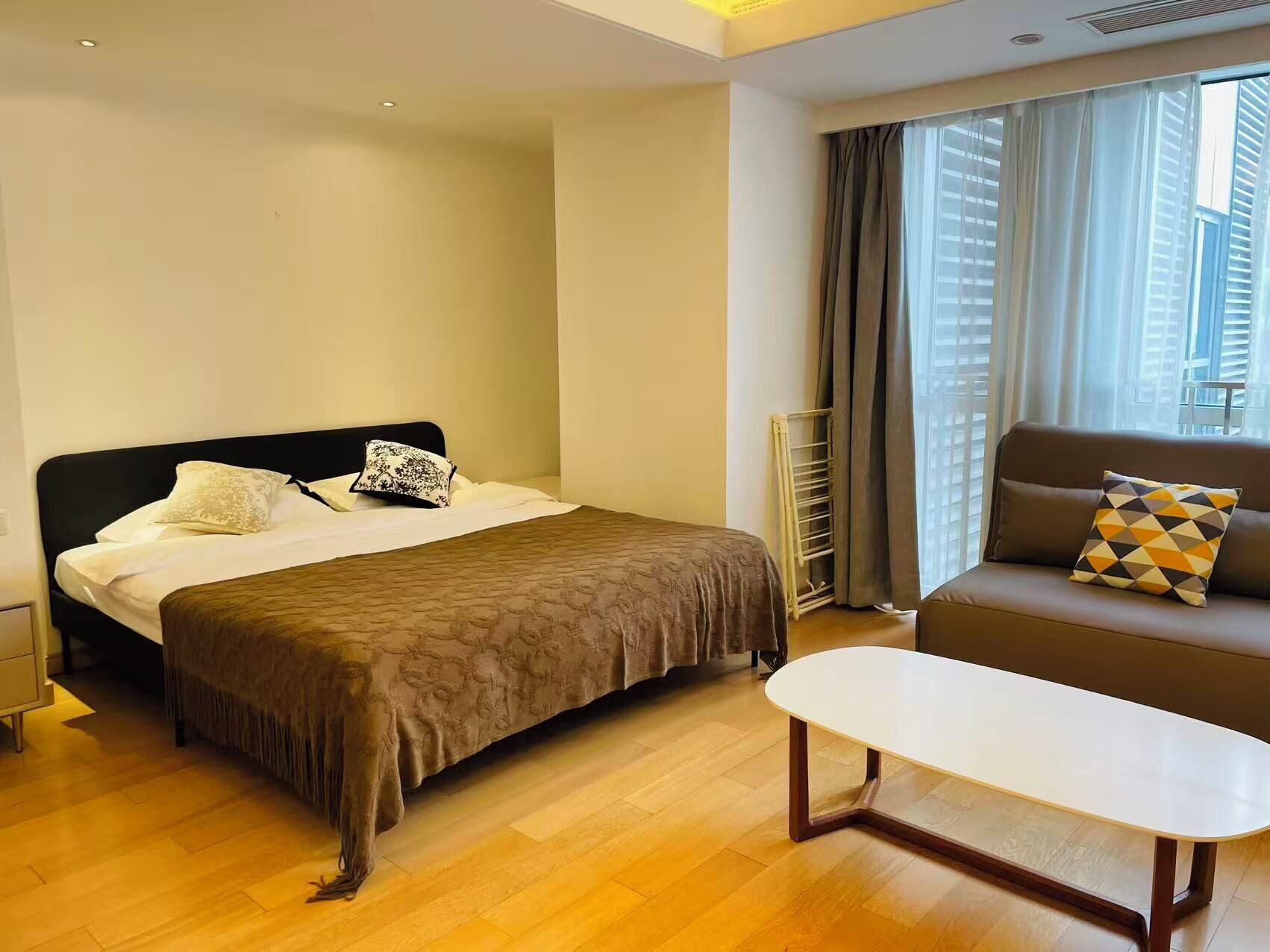 Ropa de cama hipoalergénica y escritorio 