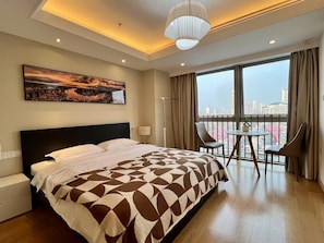 City Suite (603) | Hypo-allergenic bedding, desk, laptop workspace, iron/ironing board
