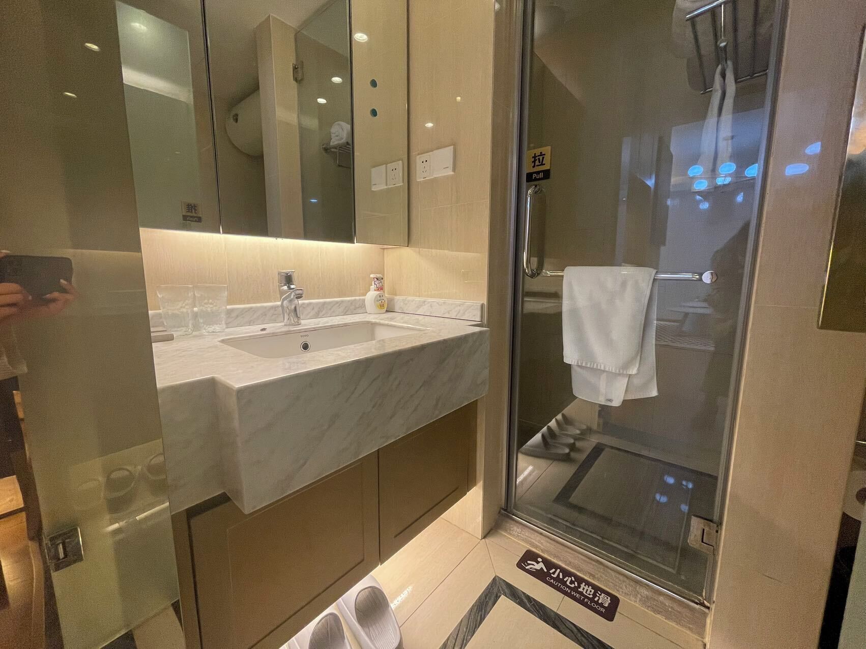 Comfort Apartment (1115) | Bathroom | Shower, rainfall showerhead, free toiletries, hair dryer