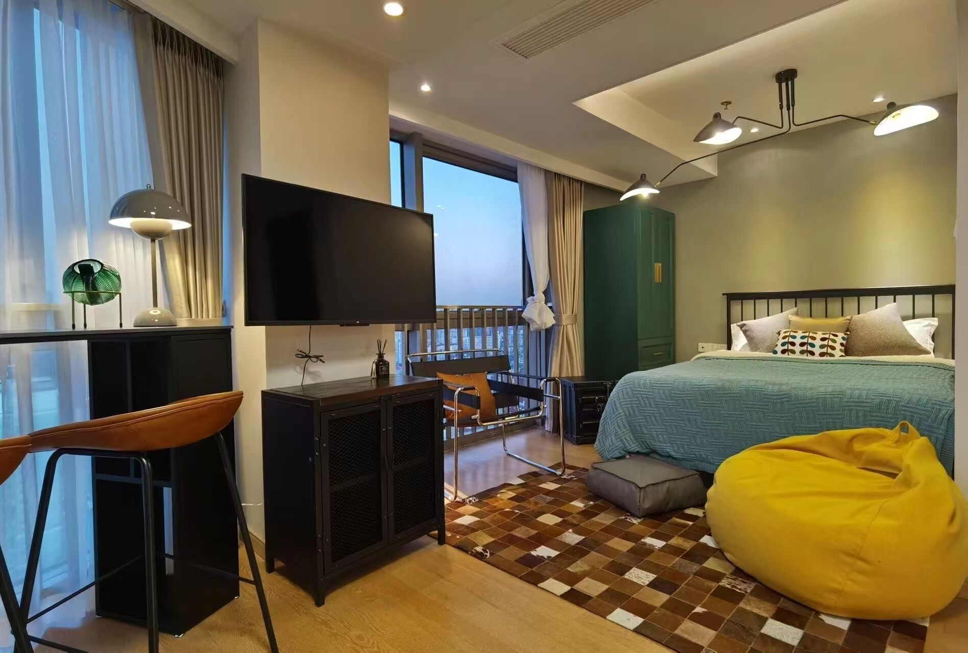 Biancheria da letto ipoallergenica, una scrivania, postazione laptop