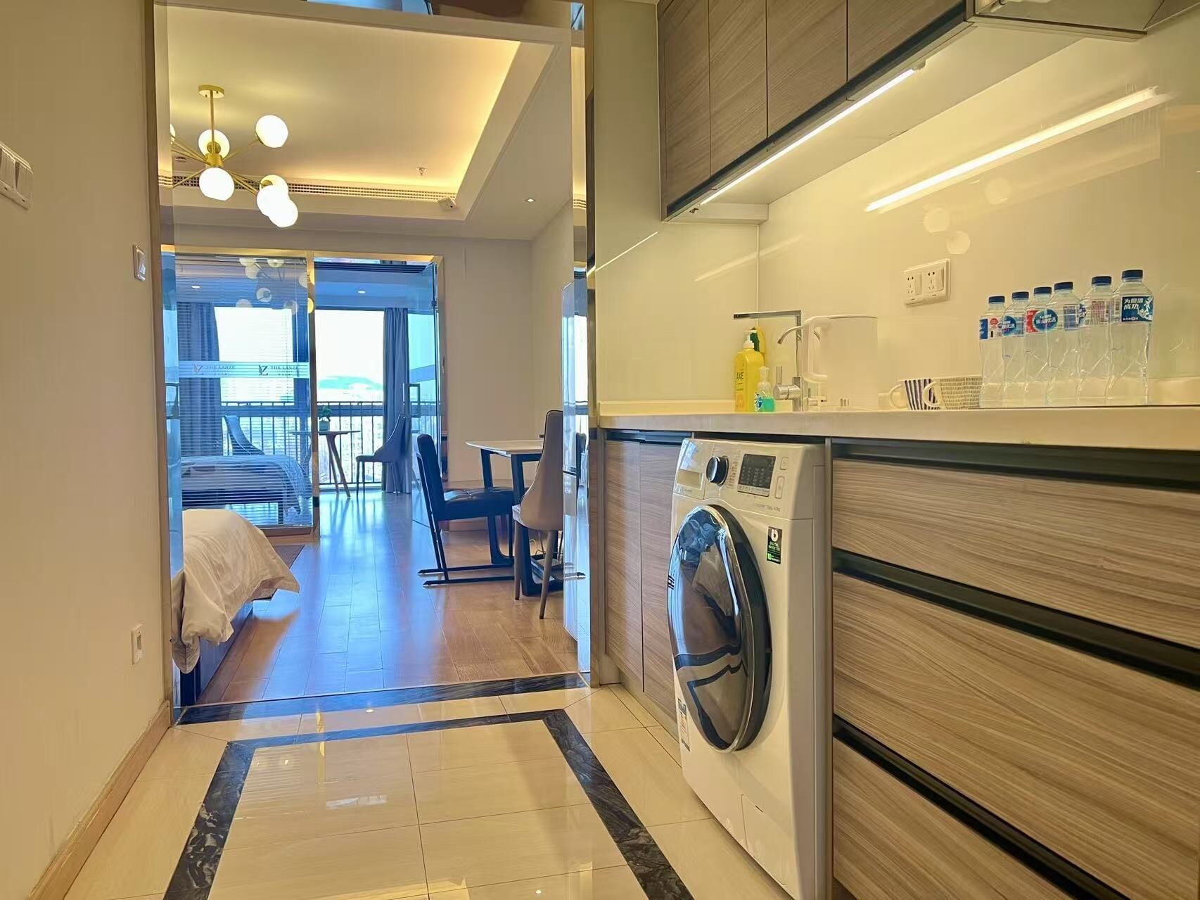 Suite Ville (603) | Cuisine privée | Grand réfrigérateur, nécessaire de nettoyage, serviettes en papier