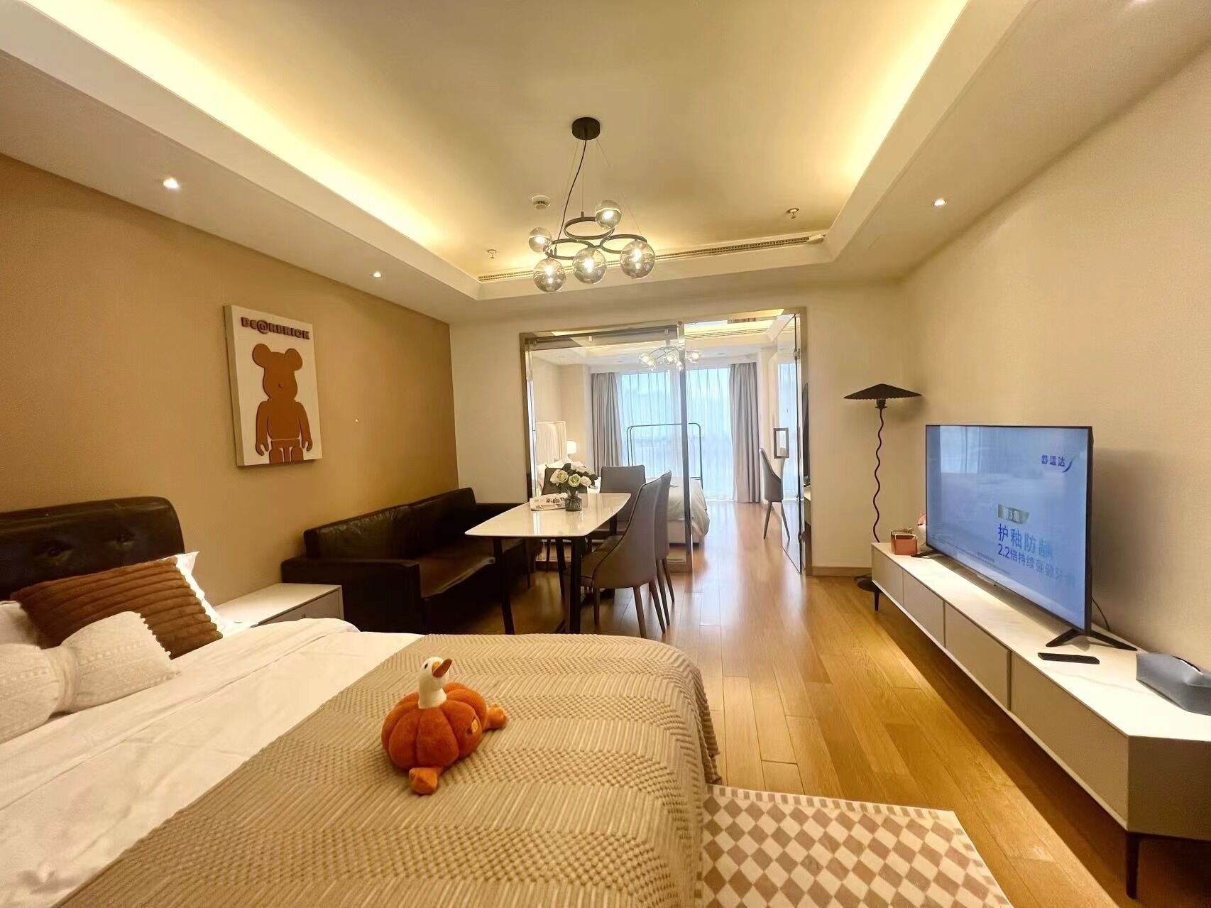 Een moderne hotelkamer met een groot bed, een bureau, een bank en een televisie.