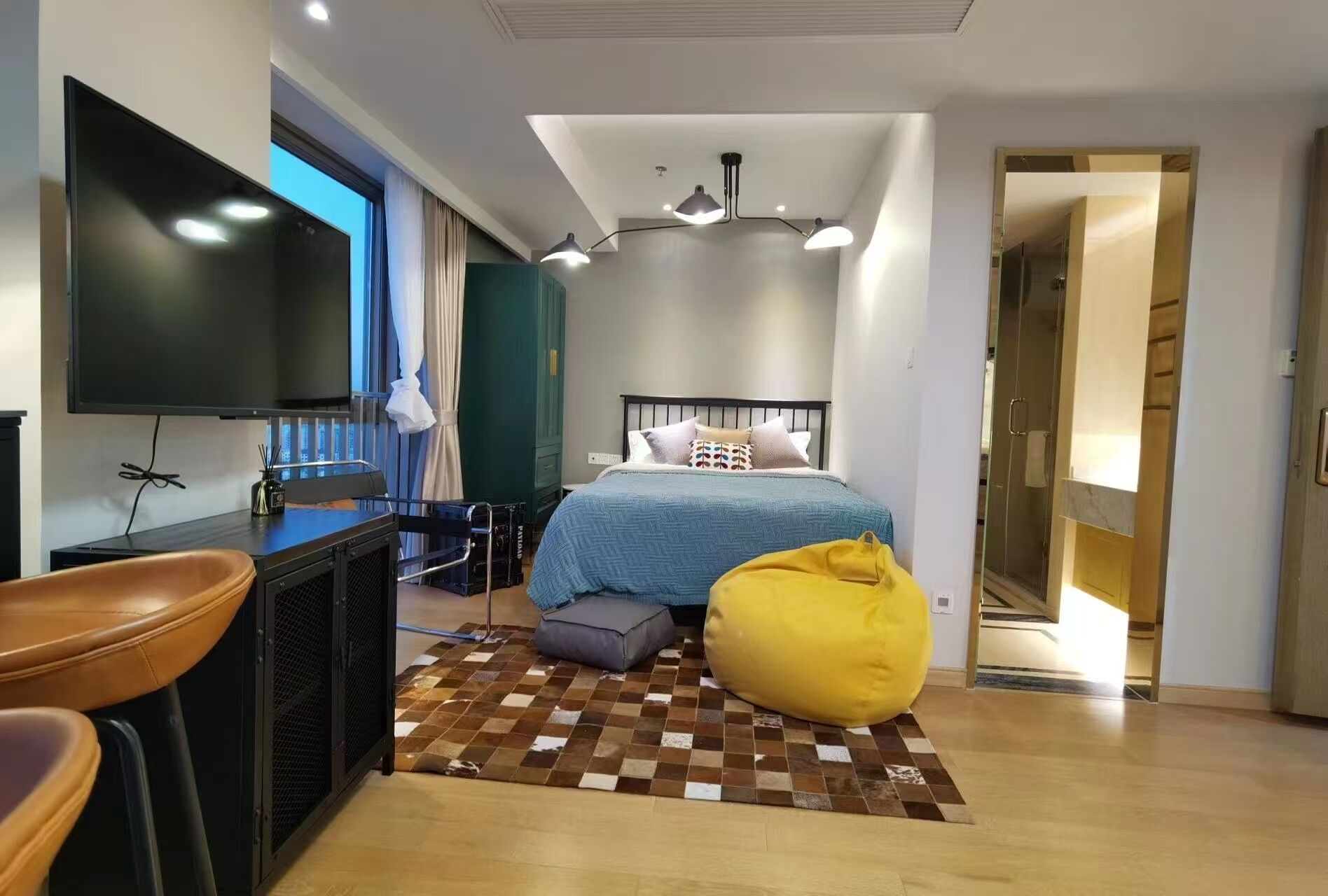 Apartamento urbano, 1 cama Queen e sofá-cama | Roupas de cama antialérgicas, escrivaninha