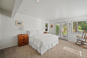 3 bedrooms, iron/ironing board, internet, bed sheets
