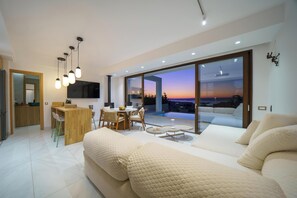 Smart-TV, Videospiele, Tischtennisplatte, Stereoanlage