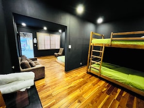 1 habitación, escritorio, wifi gratis y ropa de cama
