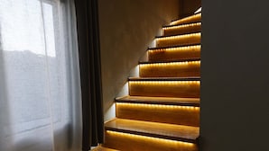 Eine Treppe mit Holzbodenstufen und integrierter Beleuchtung.