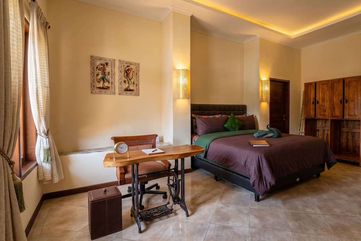 Appartement, vue colline | Literie hypoallergénique, bureau, fer et planche à repasser