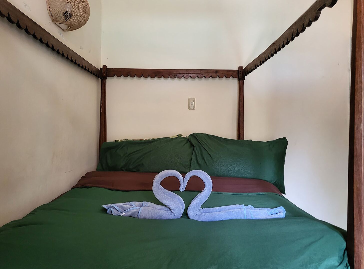 标准双人房, 泳池景观 | 防过敏的被褥、办公桌、熨斗/熨板、免费 WiFi