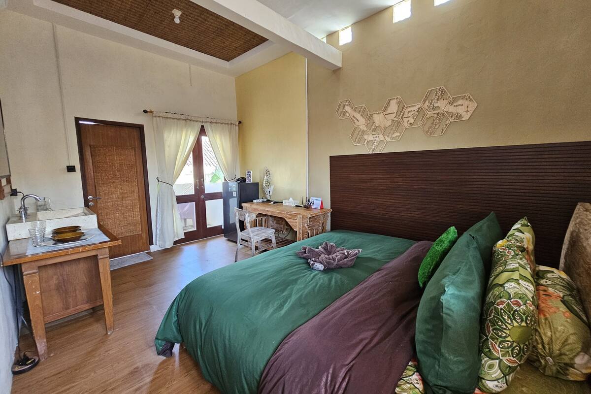 Suíte estúdio luxo, sacada, vista para a colina | 1 quarto, roupas de cama antialérgicas, escrivaninha