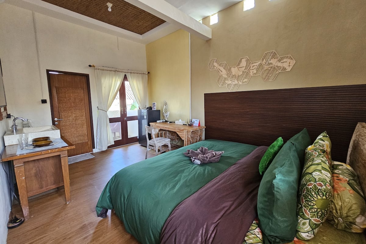 Deluxe studio suite, balkon, uitzicht op heuvels | 1 slaapkamer, hypoallergeen beddengoed, een bureau
