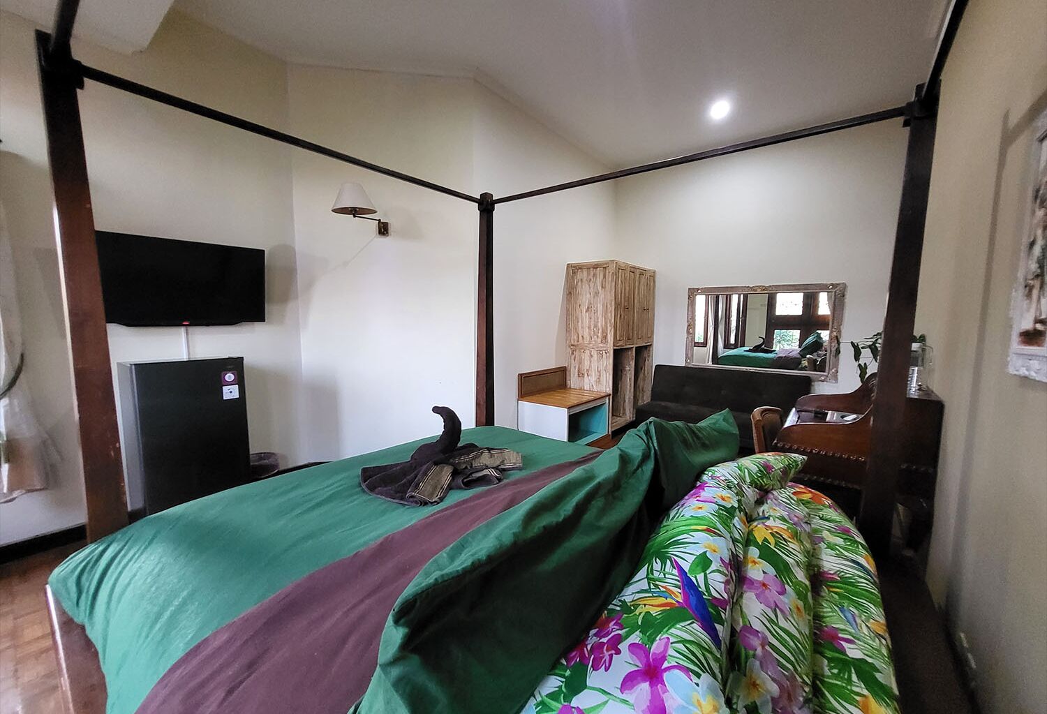 小型套房, 1 张特大床和 1 张沙发床, 山景 | 防过敏的被褥、办公桌、熨斗/熨板、免费 WiFi