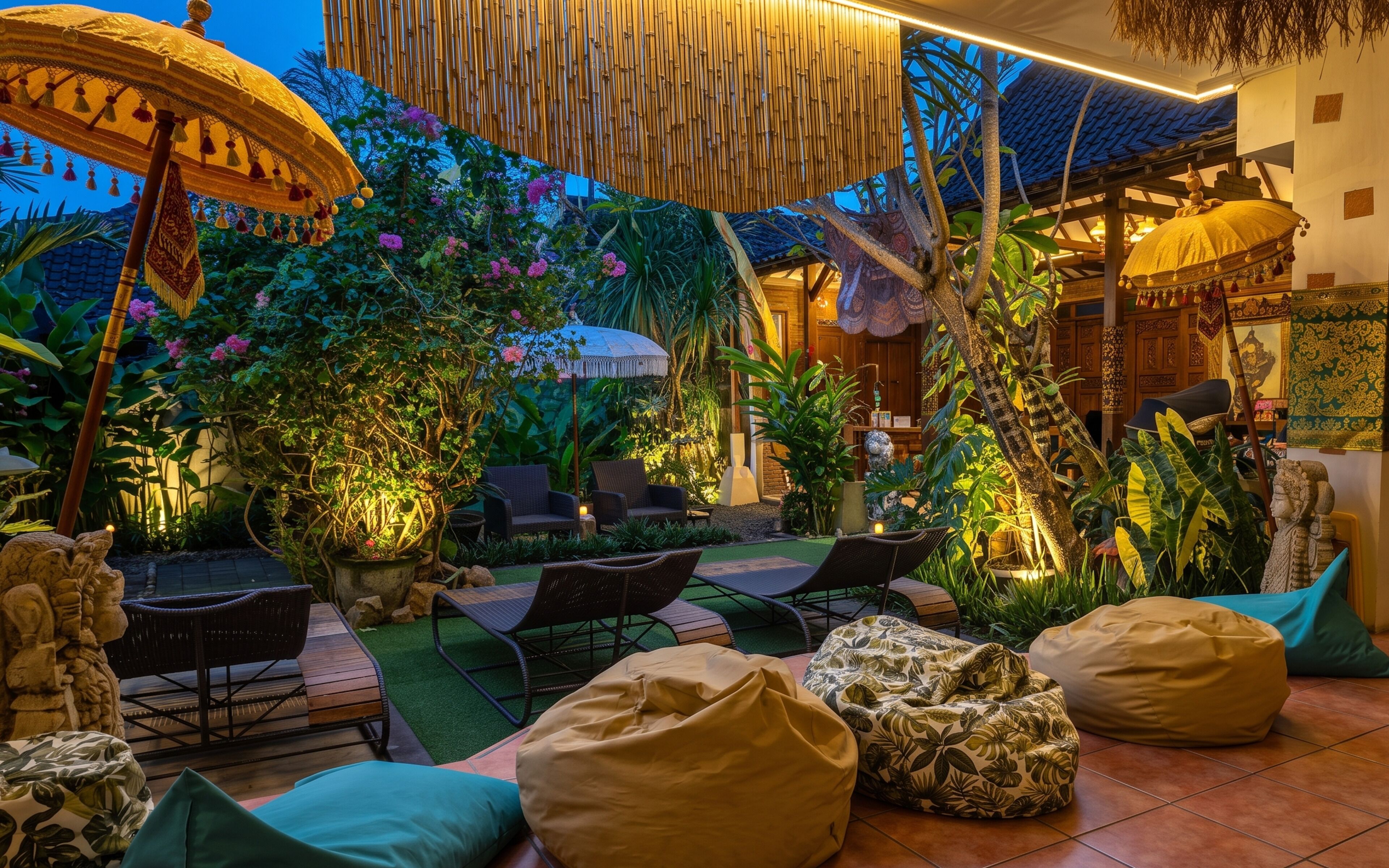 Un patio al aire libre con asientos, plantas y sombrillas decorativas.