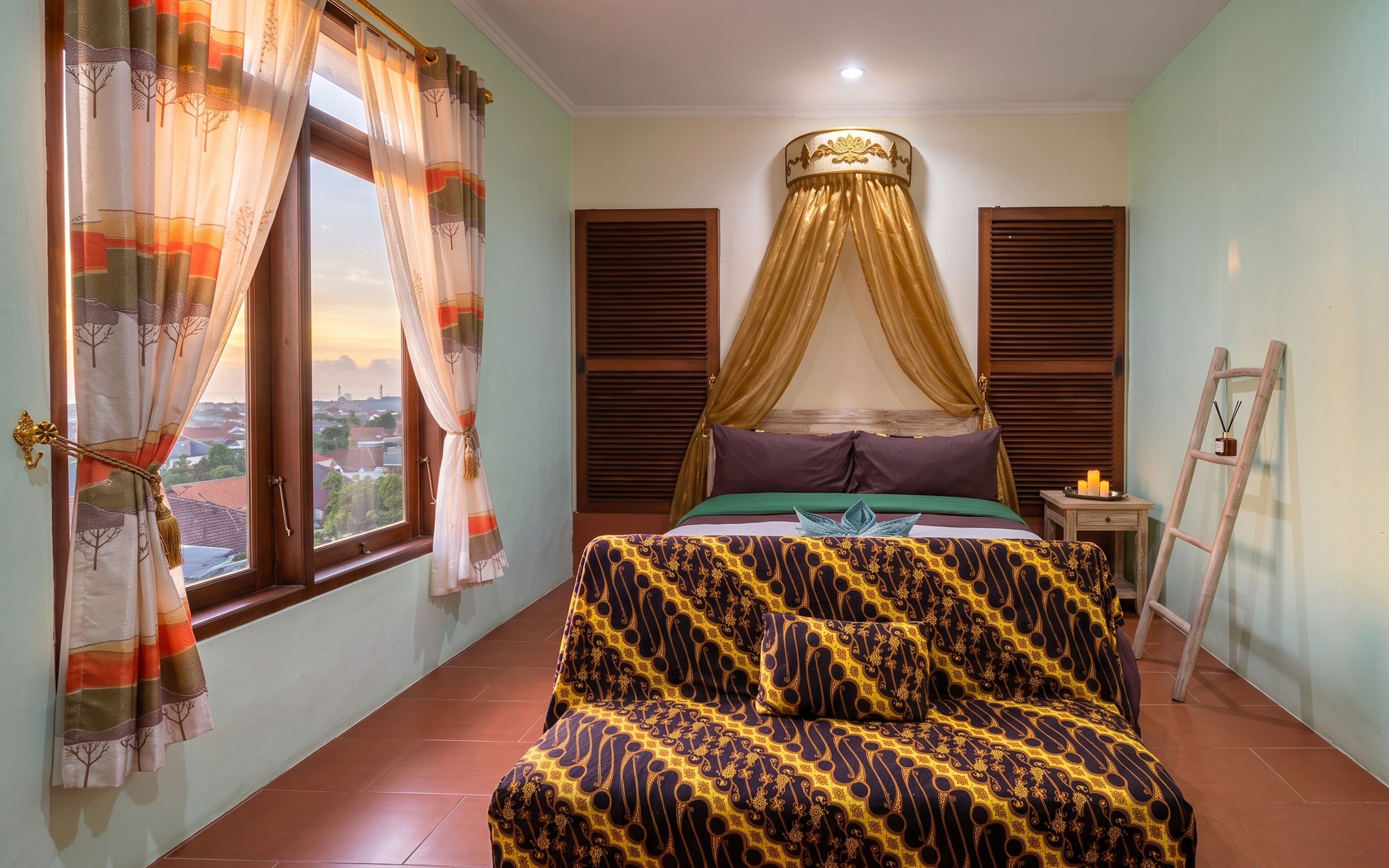 Un dormitorio con cama, ventana con cortinas, mesita de noche y una escalera.