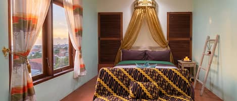 Un dormitorio con cama, ventana con cortinas, mesita de noche y una escalera.