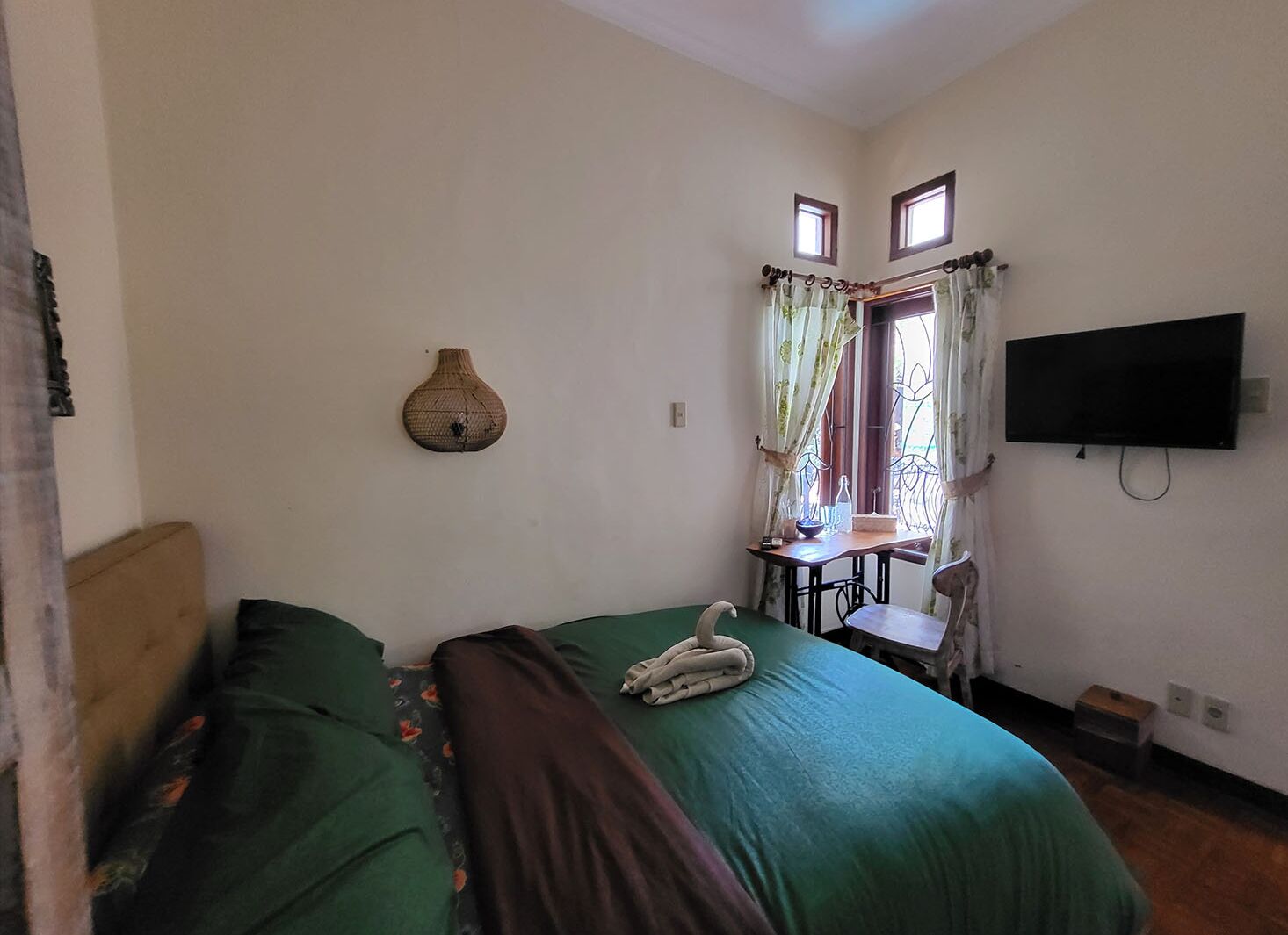 标准双人房, 泳池景观 | 防过敏的被褥、办公桌、熨斗/熨板、免费 WiFi