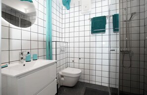 Chambre Double Supérieure, balcon, vue ville | Salle de bain | Douche, serviettes fournies, savon, shampoing