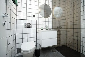 Apartamento superior, vista para a cidade | Banheiro | Chuveiro, toalhas de banho, sabonete, shampoo