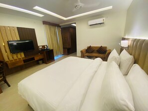 Deluxe tweepersoonskamer, uitzicht op stad | Een bureau, gratis wifi