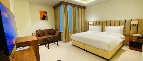 Dobbeltrom – deluxe, byutsikt | Skrivebord og wi-fi (inkludert)