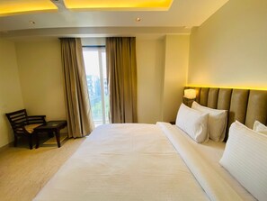 Deluxe tweepersoonskamer, uitzicht op stad | Een bureau, gratis wifi