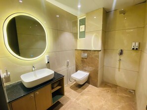 Deluxe tweepersoonskamer, uitzicht op de stad | Badkamer | Handdoeken, zeep, shampoo, toiletpapier