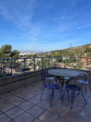 Outdoor dining - Chambre Dhôte 2 Personnes à la Panouse, Marseille 13009 (Marseille)