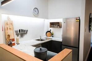 Coffee/tea maker, fridge, microwave, oven
