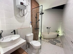 Bañera y ducha independientes