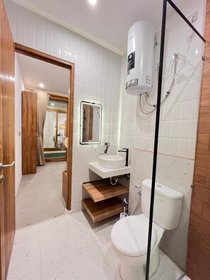Separate bathtub and shower