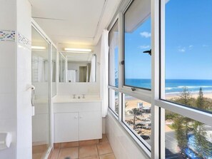 Een douche, handdoeken