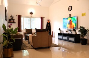 TV - Spacious 4 Bedroom Duplex Penthouse in Central Bangalore - Fully Serviced (Bangalore)