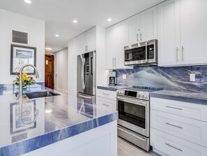 Geladeira, micro-ondas, fogão, cooktop