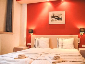 2 bedrooms, desk, WiFi