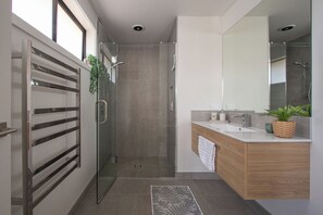 Dusche, Haartrockner, Handtücher, Seife