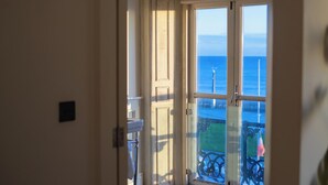 Deluxe Double Room with Bathtub, Sea View | Baño | Artículos de higiene personal gratuitos, secador de pelo y toallas