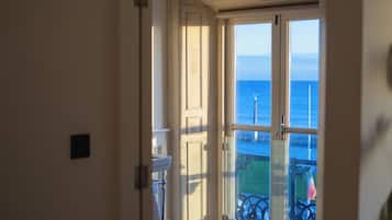 Deluxe Double Room with Bathtub, Sea View | Bathroom | Free toiletries, hair dryer, towels, soap
