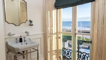 Deluxe Double Room with Bathtub, Sea View | Free WiFi